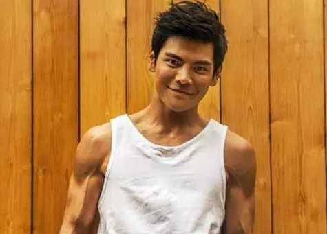 娱乐圈吃瓜背景图女男主,瓜田里的爱情纠葛